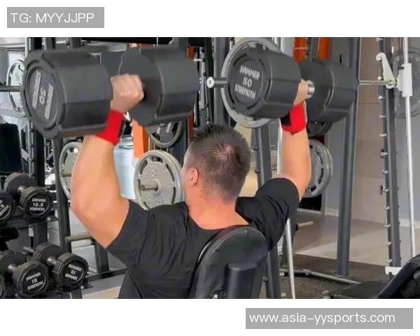 全面提升三角肌力量的哑铃训练视频教程让你轻松塑造完美肩部线条